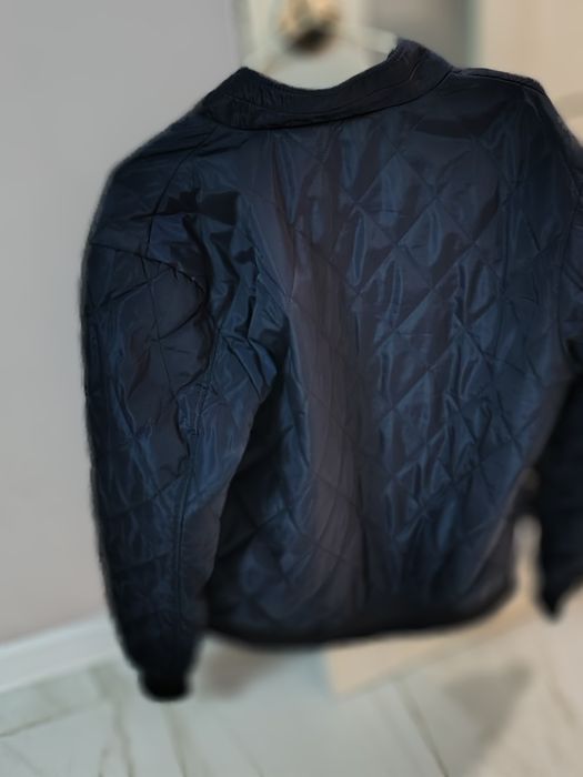 Яке в много добро състояние – ръст 176–177 Размера отговаря на М
Описа