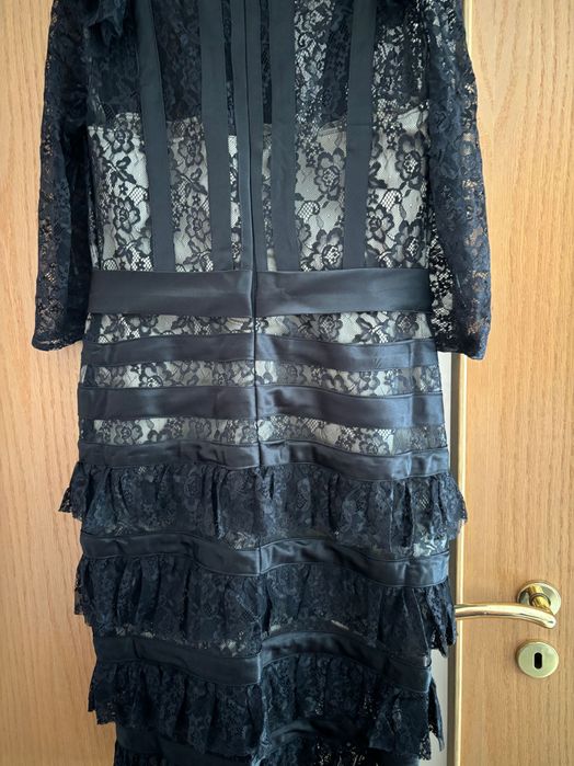 Rochie eleganta negra din dantela cu volane .