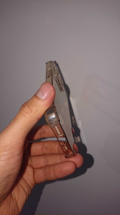 Отдам бесплатно чехол для IPhone 12 и IPhone 15 Pro