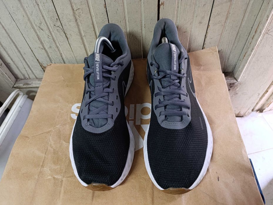 ''Nike Revolution 5''оригинални маратонки 45 номер