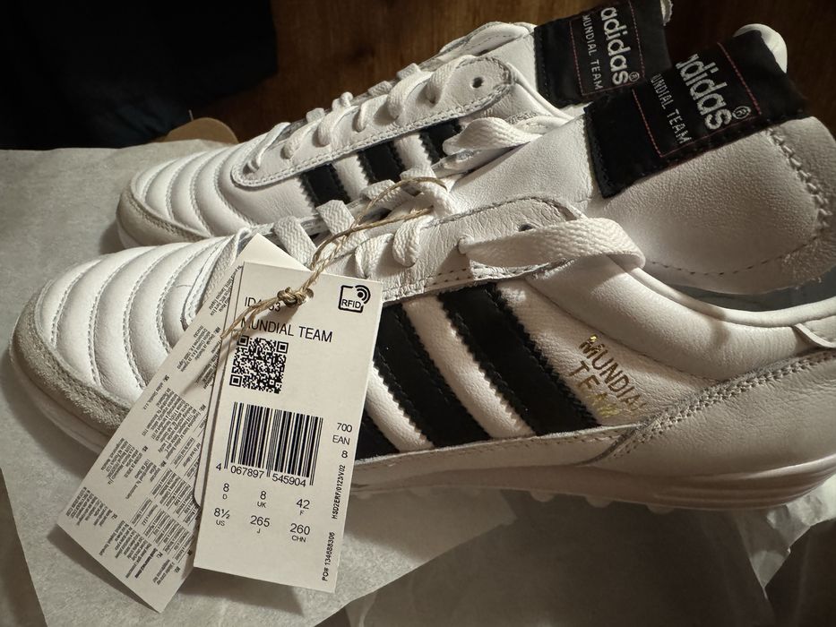 Продавам футболни обувки Адидас