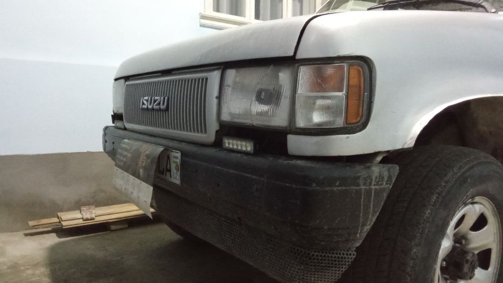 Isuzu trooper год 1983