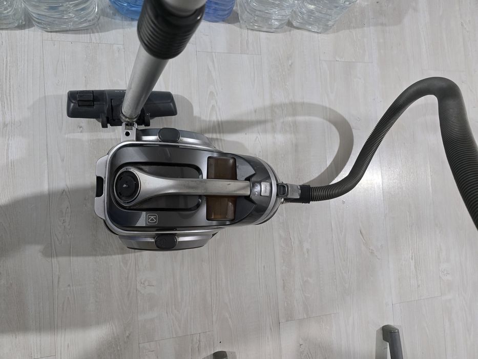 Продам пылесос LG compressor