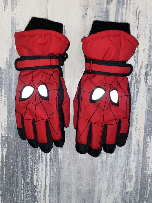 Перчаткие человек паук и бэтмен