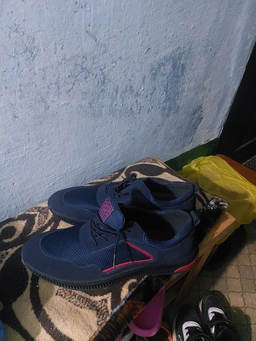 Кроссовки спортивные