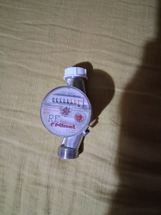 Продавам водомер за топла вода