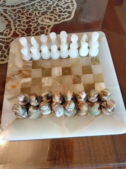 Tabla de șah și piese , realizate din piatra semiprețioasă de onix
