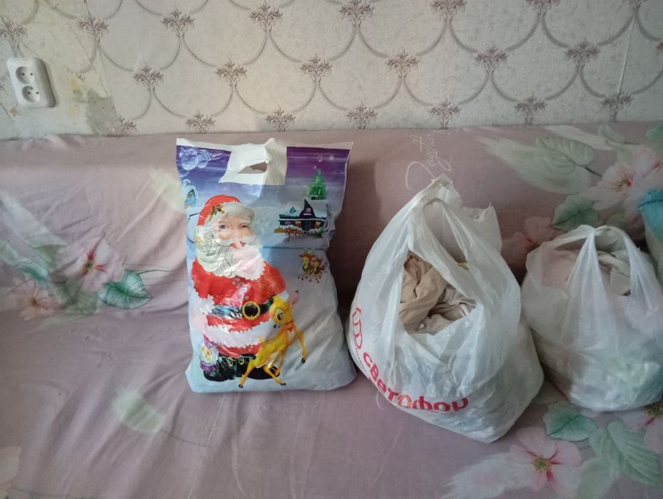 Отдам три пакета детских вещей