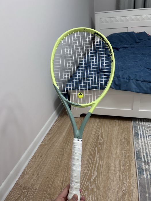 Теннисная ракетка