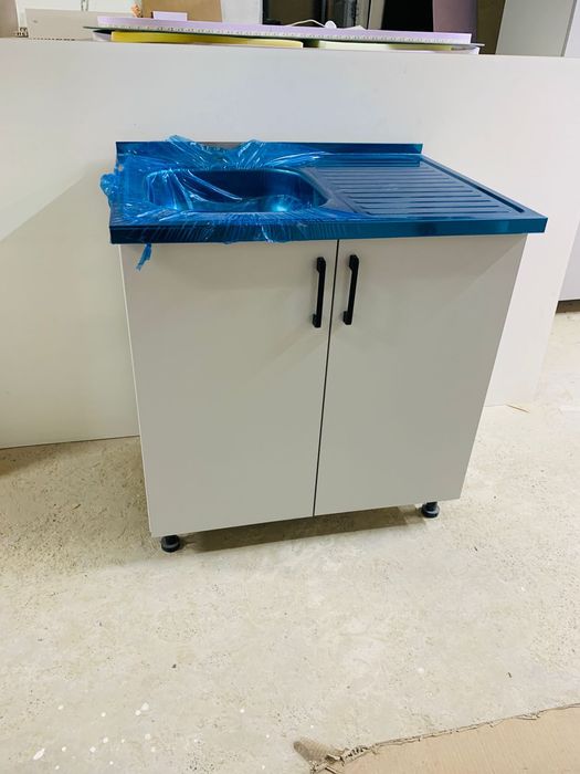 Кухонный шкаф. Табуретка. Кухонная мебель.