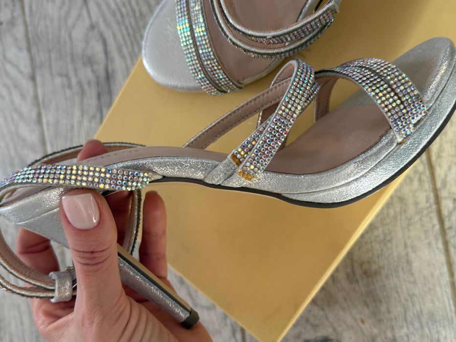 Sandale cu toc Menbur,noi