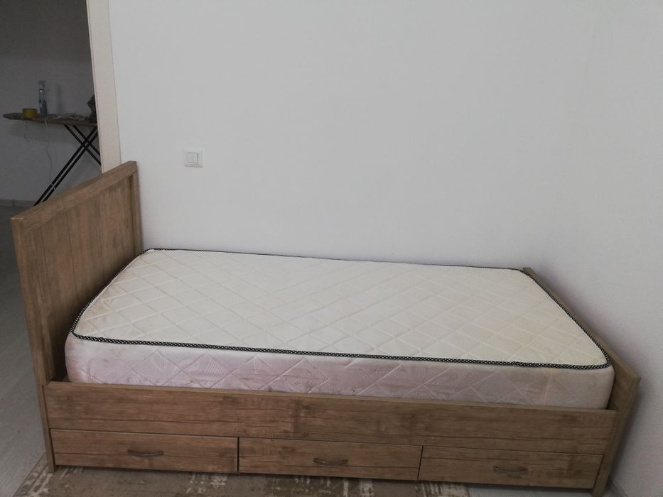 Продается кровать с матрасом в идеальном состоянии