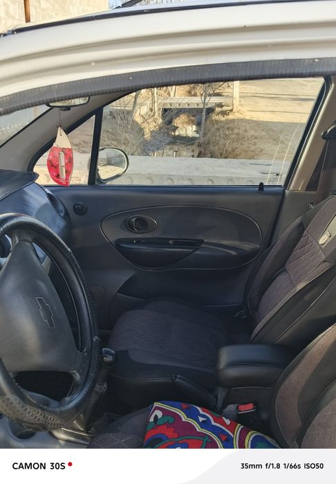 Matiz oq rang kafoli bilan