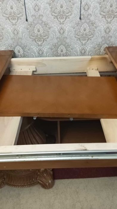 Продам стол со стульями в идеальном состоянии. Дерево