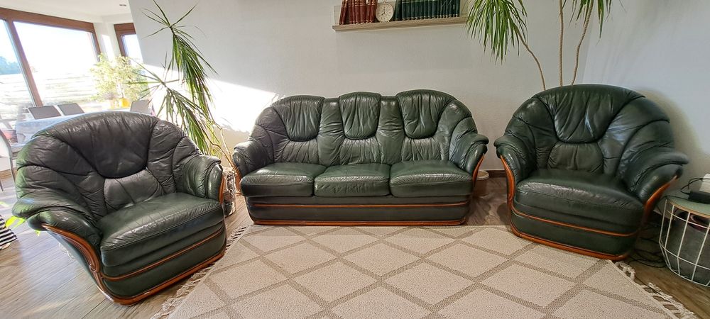 Canapea piele cu doua fotolii piele si masa lemn masiv