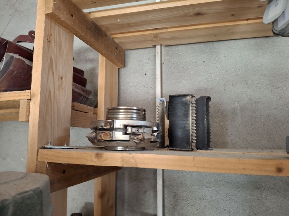 Mașina rindeluit la patru fete