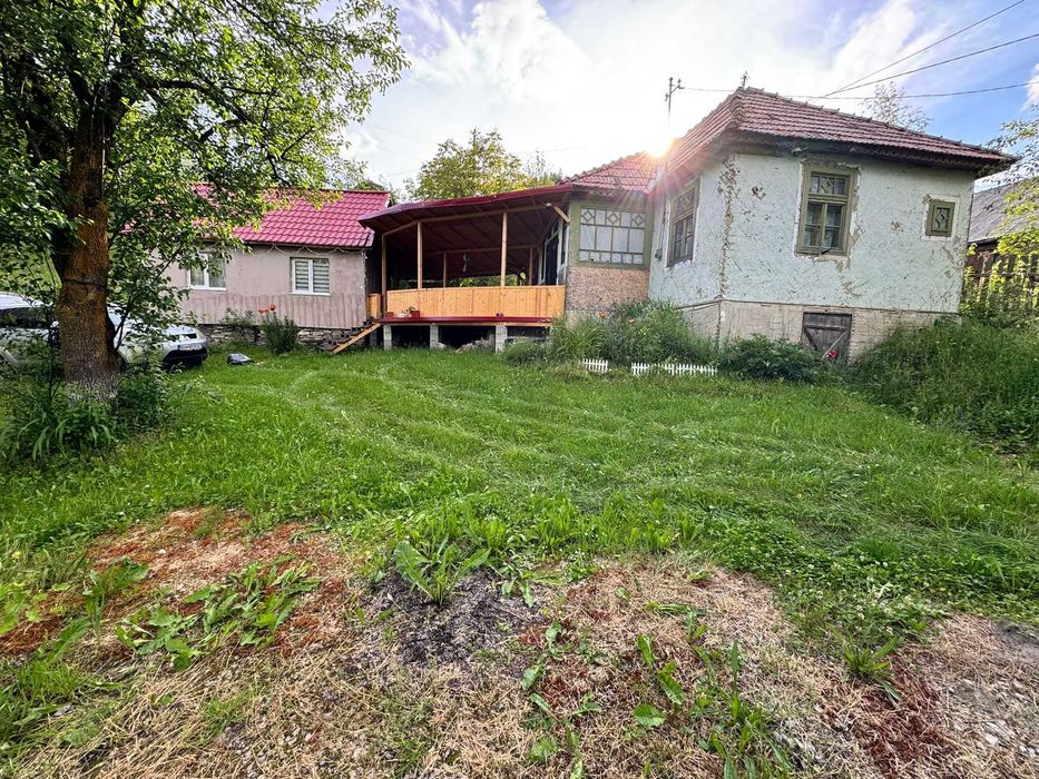Casa de vanzare la tara , judetul Bacau, satul Bolovanis, plus anexa si sura. Suprafata teren 2000mp.