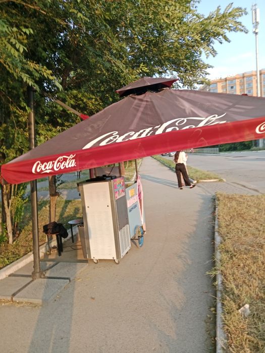Продам мороженый аппарат ,зонт уличный ,стойка ,с местом .