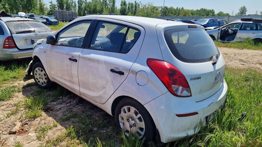 Hyundai i20 2013 bara capota faruri far usa portbagaj usi aripa stop stopuri hayon roti punte caseta toba oglinda Scaune bord volan airbag punte pompa
