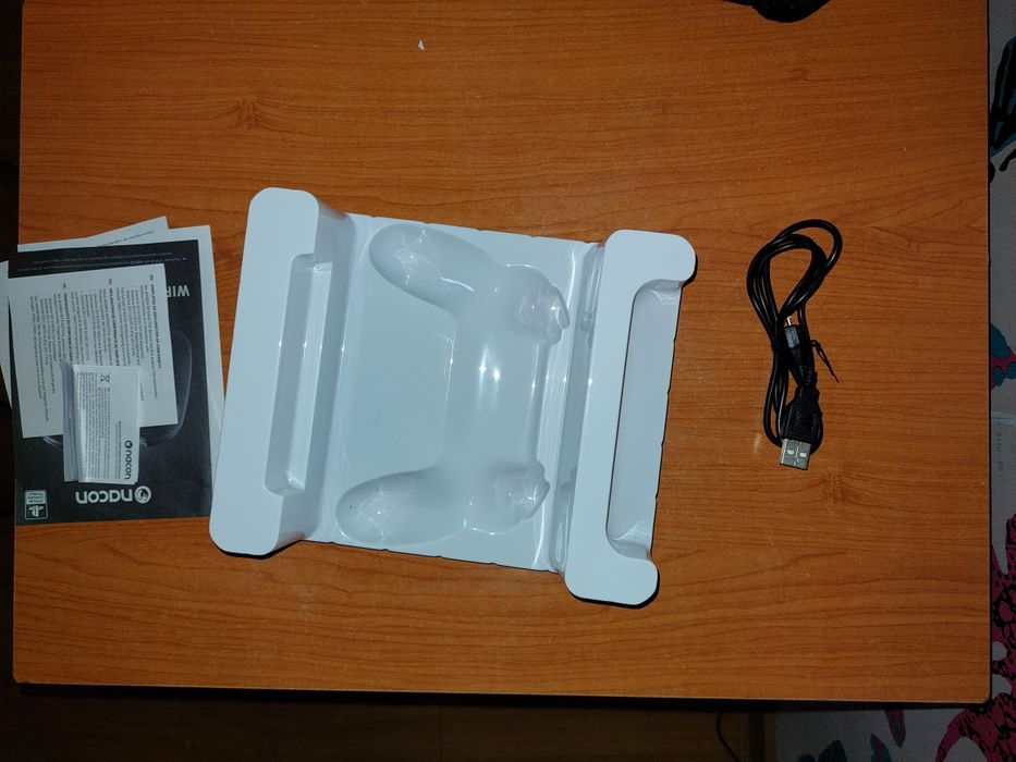 Vând controller/manetă NOUĂ de consolă PS4 Nacon