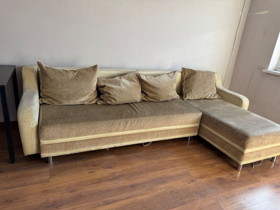 Мебель диван,кровать,шкаф, двери, ковры.