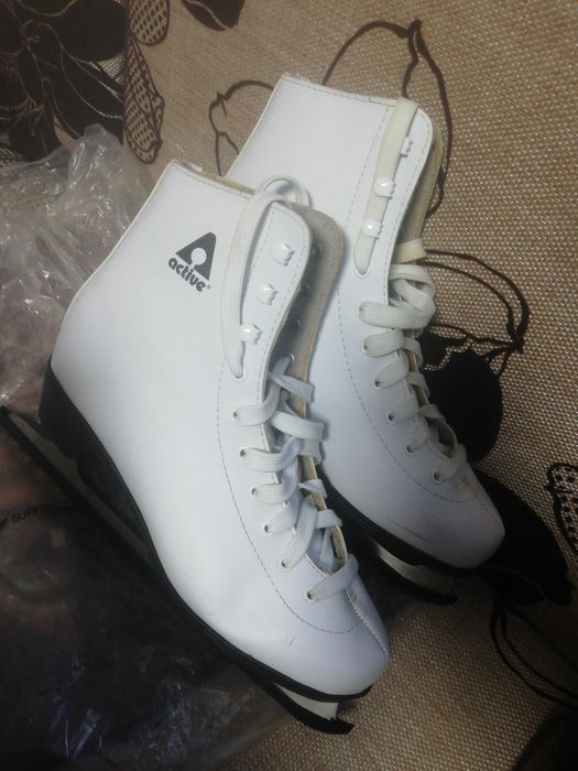 Vând patine gheață