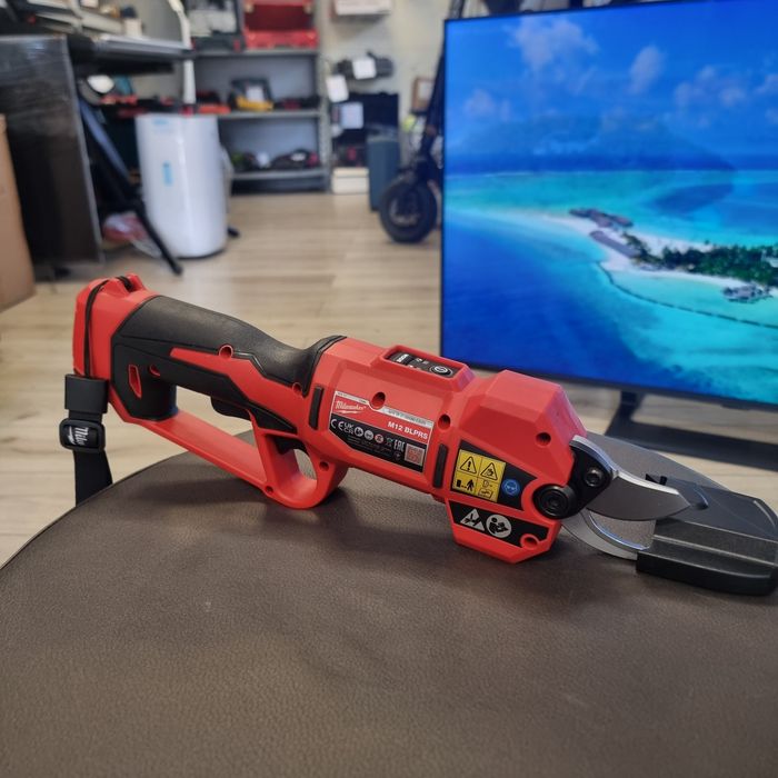 Amanet F28: Foarfeca penteu ramuri Milwaukee M12 BLPRS