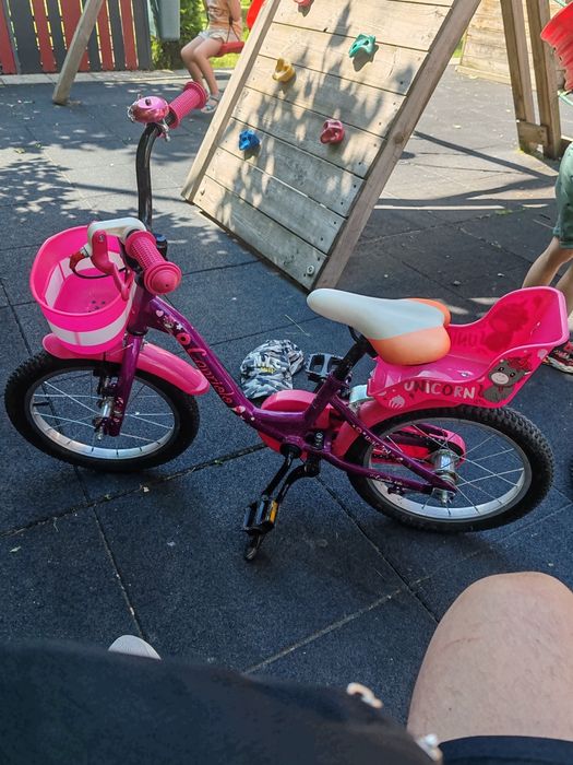 Vând bicicleta  pentru fetite