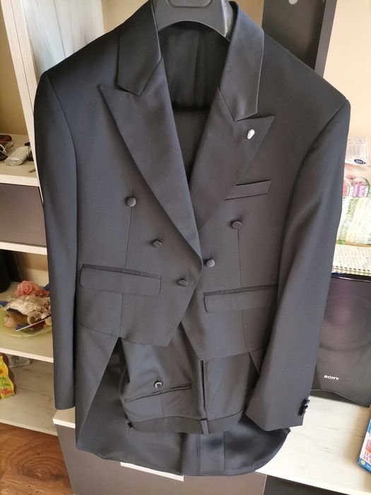 Абитуриенски костюм