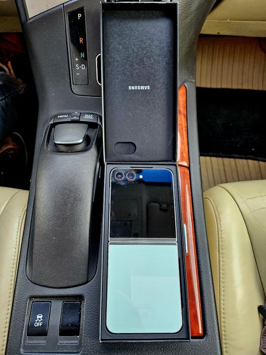 Samsung Galaxy Z Flip5, cu 8GB RAM și 512GB spațiu memorie