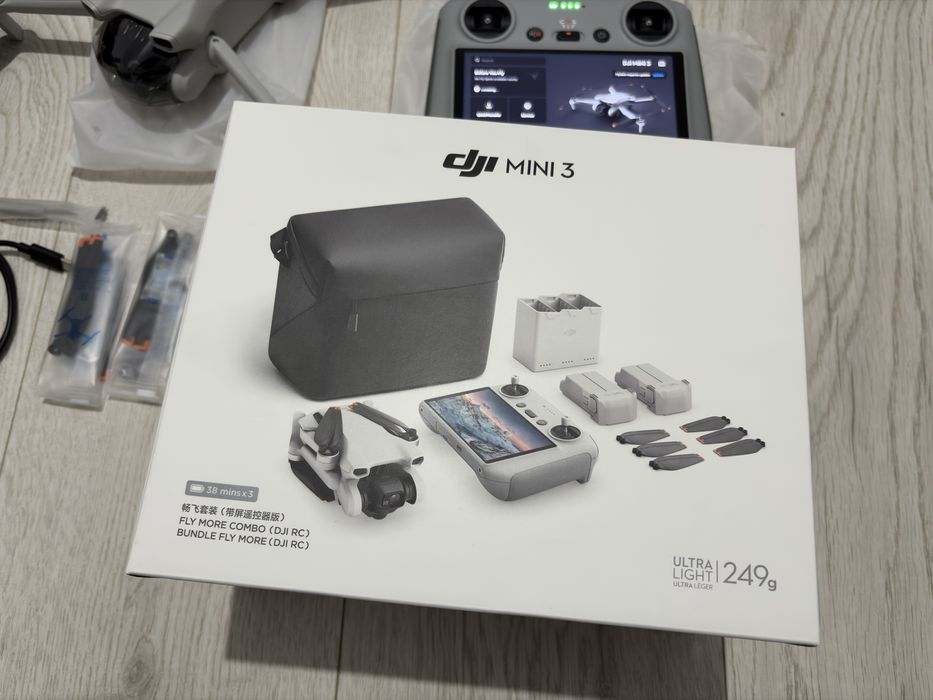 Drona DJI Mini 3 Fly More Combo + Smart Controller