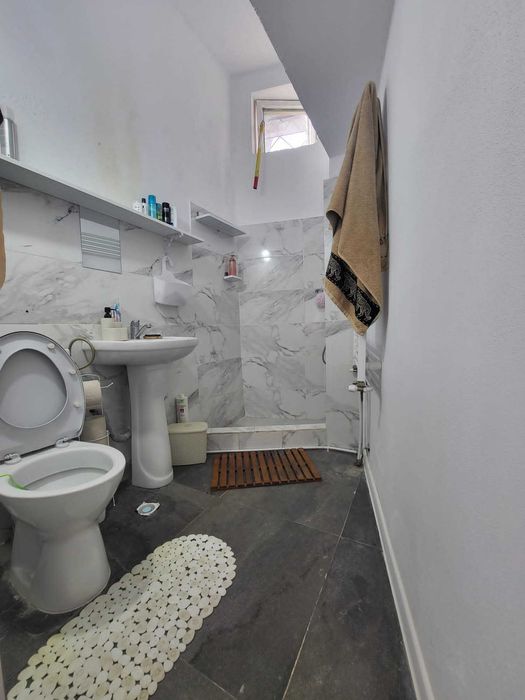 Inchiriez apartament la casa cu curte privata