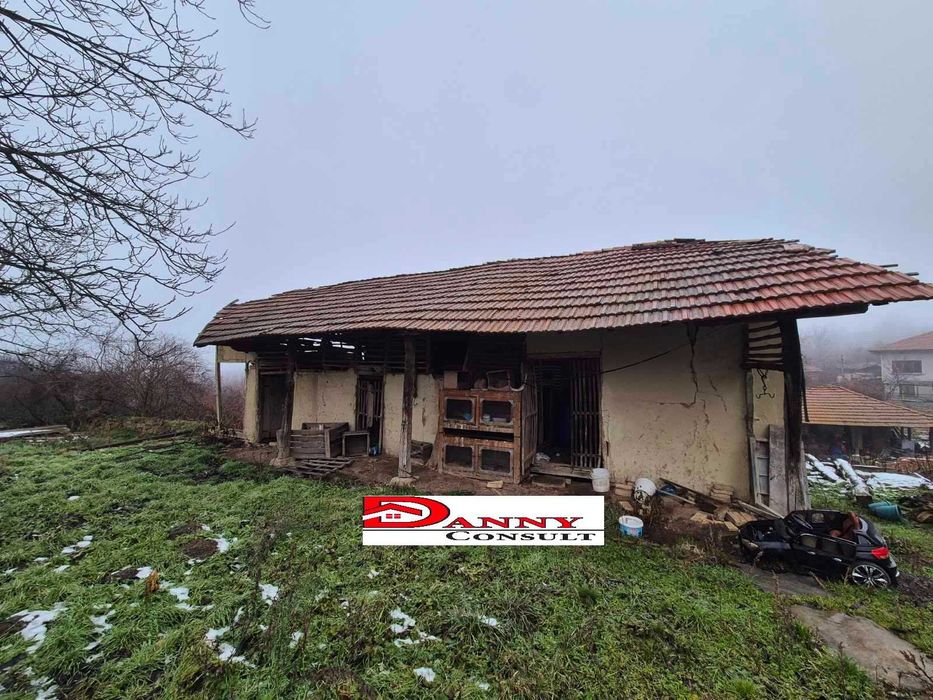 Стара къща с двор и кладенец в с. Балканци - общ. Стражица