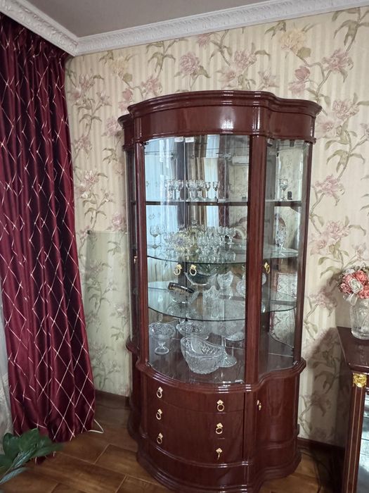 Продам срочно стенку в гостинную