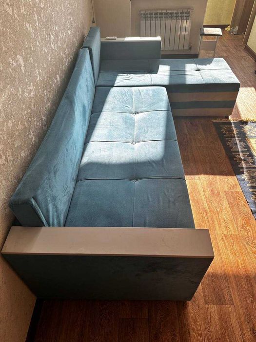 Угловой синий диван