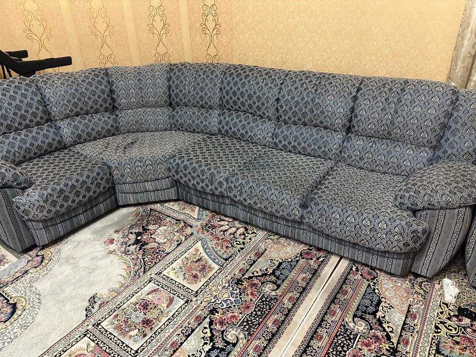 Продам угловой диван с креслом