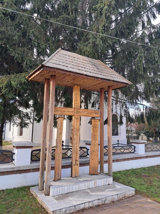 Troite sculptate in lemn