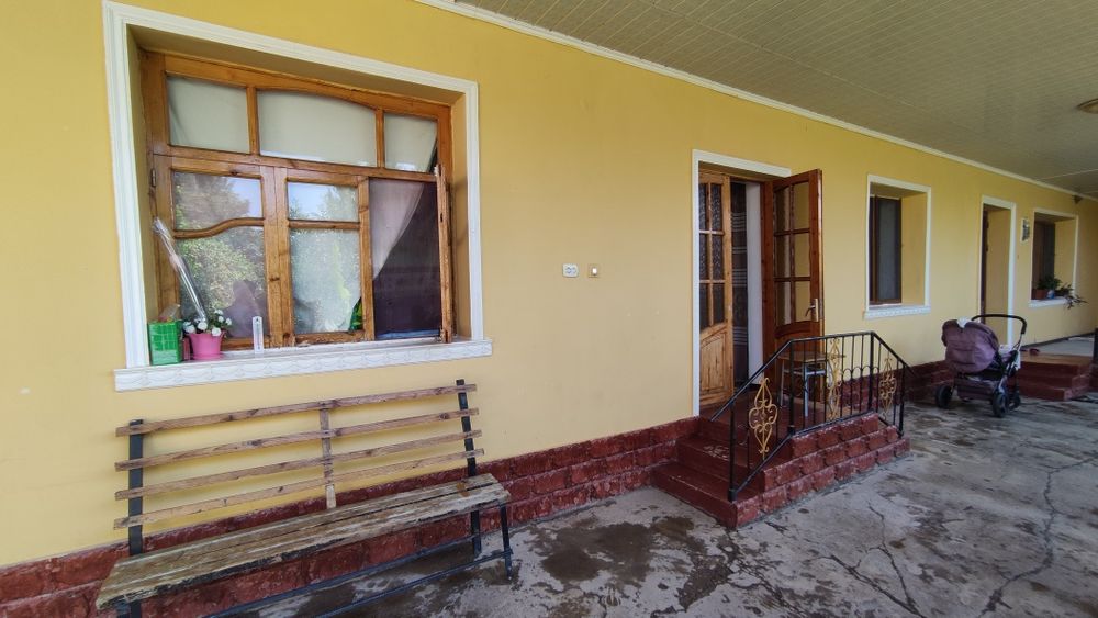 ARENDA xovli chirchiq bozori pastida 2 xona  xamma sharoitlari b.n