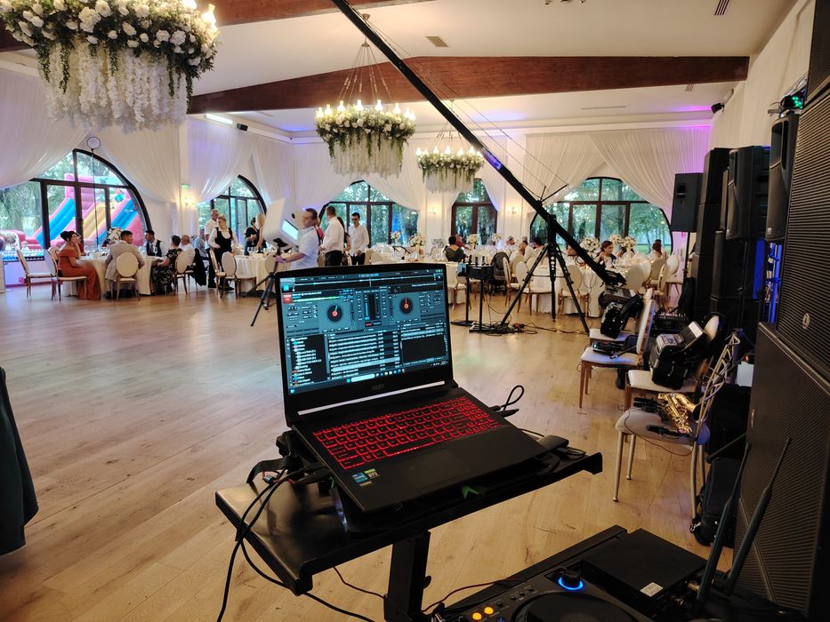 Dj, MC ,Sonorizare, schela lumini ,mașină de fum ușor,