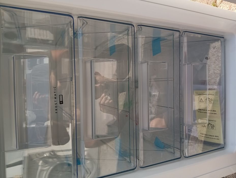 Чисто нов малък фризер за вграждане АЕГ Aeg  с две години гаранция!