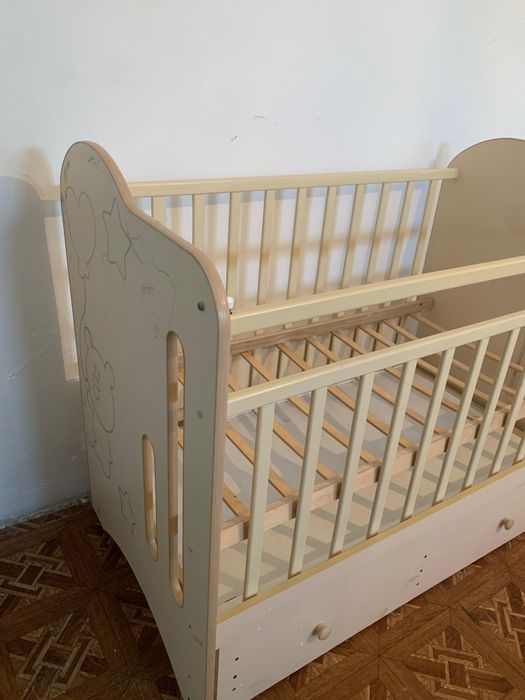 Детская кроватка с маятником