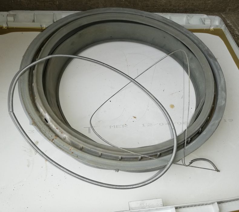 Продавам части за пералня Indesit