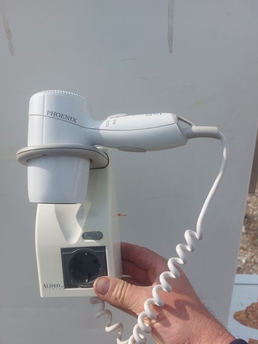 Vînd uscator de par cu suport fix si priza pt perete . Pret 120 lei