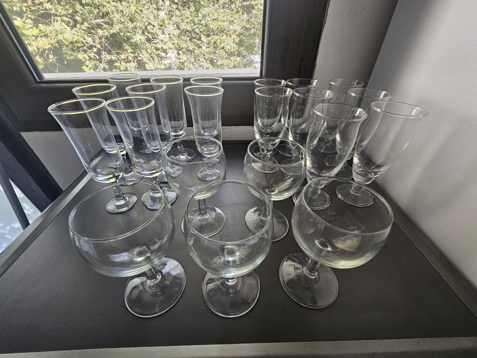 Стъклени чаши  порцеланови чинии