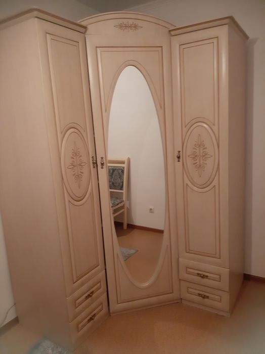 Угловой шкаф для одежды
