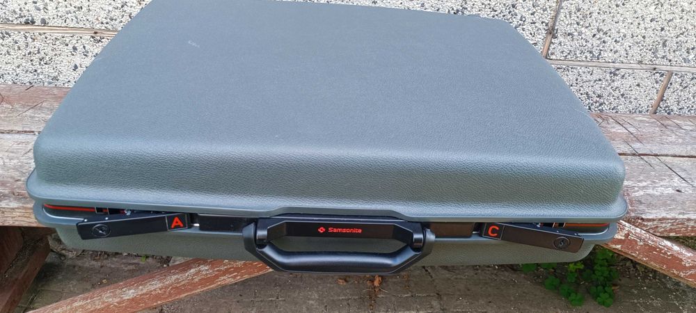 Куфар Samsonite.