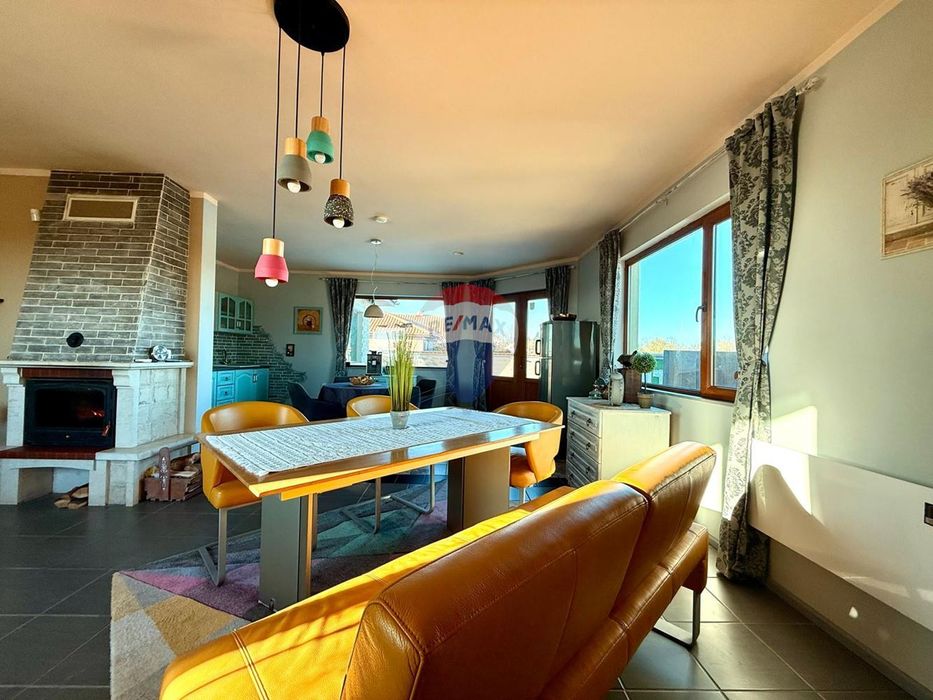 Самостоятелна къща с три спални, двор и камина за продажба, Балчик, Я