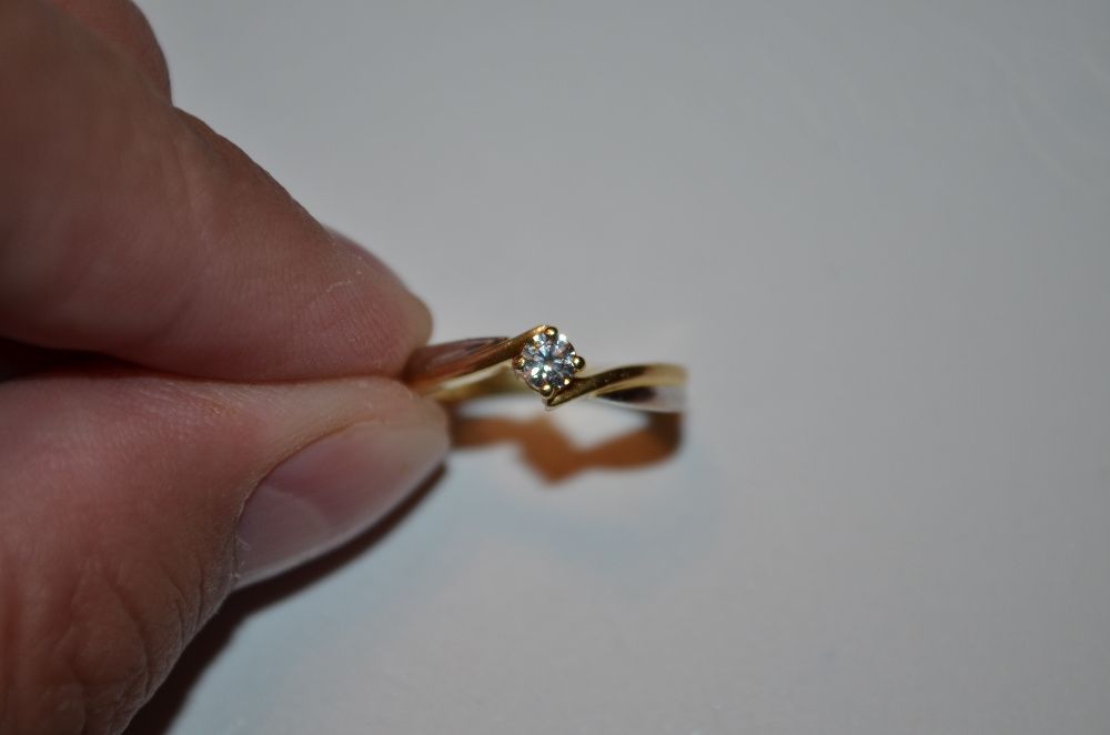 INEL AUR galben si alb 18K + 1 Diamant = 0.17ct. - Solitaire - Logodna