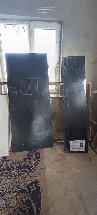 Окно, решетка, железная дверь