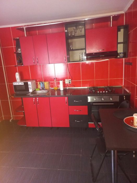 Închiriez casa la curte